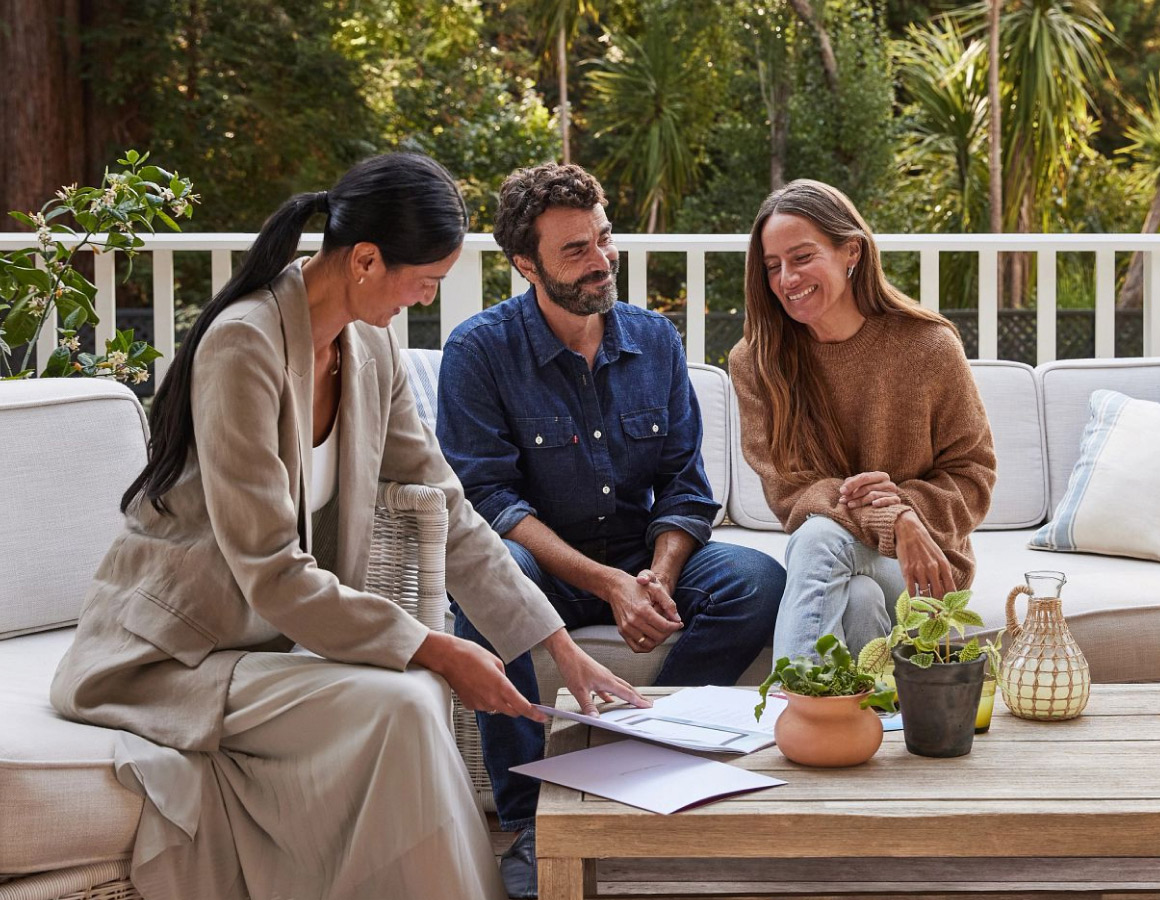 A woman showing a document for a backyard consultation.